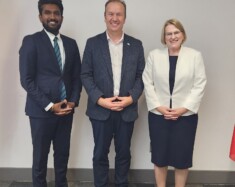  Paul Lefebvre entre le ministre délégué à la Santé mentale et aux Dépendances, Vijay Thanigasalam et la ministre de la Santé, Sylvia Jones.  &mdash; Photo : Ville de Sudbury
