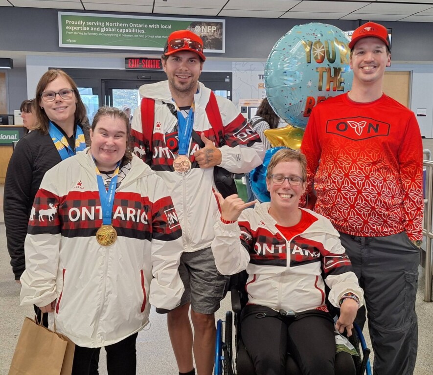 BV : Les athlètes paralympiques, de gauche à droite : Josée Seguin, Jesse Gascon, Danie Houle, Renée Valade et Éric Gervais.  &mdash; Photo : Courtoisie 