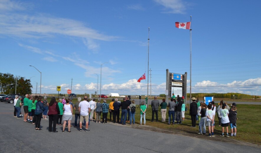 Cérémonie de levée du drapeau le 25 septembre, au Témiskaming.  &mdash; Photo : Courtoisie/Archives 