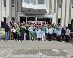 La photo de groupe après le 51e lever du drapeau franco-ontarien, à l'Université de Sudbury.   &mdash; Photo : Mehdi Mehenni