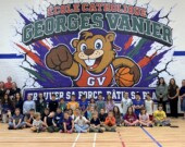 Les élèves et les membres du personnel de l’École catholique Georges Vanier devant la nouvelle murale dans le gymnase. 
 &mdash; Photo : École catholique Georges Vanier