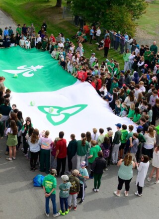  Près de 500 élèves du CSC Nouvelon a participé au lever du drapeau franco-ontarien à l’ÉSC Champlain.  


 &mdash; Photo : ÉSC Champlain