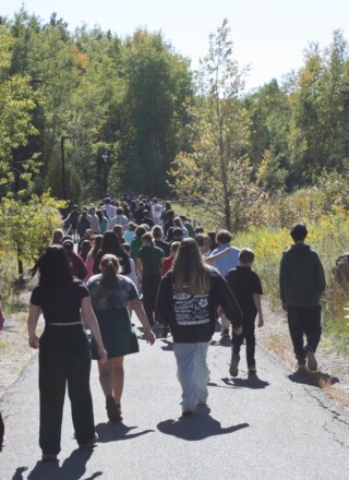 Des élèves de l’ESMC participent à la marche Terry-Fox organisée par les élèves du programme de Leadership et multisports. 

 &mdash; Photo : Andrée Major