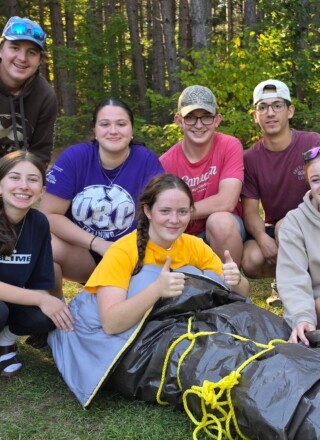Les participants ont mis en pratique des connaissances en technique de nœuds et survie en milieu sauvage. 
 &mdash; Photo : École secondaire catholique La Renaissance