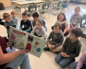  Des élèves du CSC Franco-Nord lors d’une ancienne activité de lecture.  &mdash; Photo : Courtoisie 