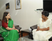 La ministre zimbabwéenne des Affaires féminines, du genre et du développement communautaires,
l’honorable O. C. Z. Muchinguri, en visite à New Delhi pour discuter avec Maneka Sanjay Gandhi,
ministre indienne des Femmes et du Développement des enfants, juillet 2014. &mdash; Ministère des femmes et du développement des enfants, République de l’Inde
