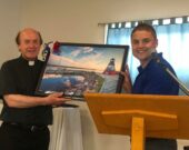 Au nom du conseil paroissial, le président Jérémie Poirier a remis au père Peter LeBlanc un beau portrait réalisé par le photographe Michel Soucy en reconnaissance de sa retraite après avoir été curé de paroisse pendant 14 ans. &mdash; Rosie AuCoin-Grace