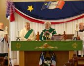 Kenneth Bourque, diacre Bruce Hubbard, père Maurice LeBlanc et Roland Bourque lors de la messe du Festival de la barge. &mdash; Norbert LeBlanc