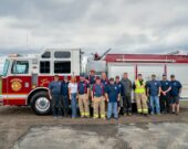 Des membres du service des pompiers volontaires LeMoine et Karen Delaney-Wolverton, donatrice principale, lors du dévoilement de leur nouveau camion d’incendie à la mémoire de feu Joey Delaney. &mdash; Rosie AuCoin-Grace
