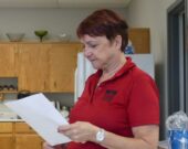 Kathy Nickerson, anime le mini-trivia au Centre de Pombcoup. &mdash; Norbert LeBlanc