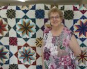 Jeanne Doucette, la présidente de Patchwork Pals, devant sa courtepointe. &mdash; Norbert LeBlanc
