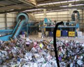 Centre de recyclage en Australie, où la majeure partie des matières plastiques sont expédiées vers la Malaisie. &mdash; Ropable [pseudonyme]. Image dans le domaine public.