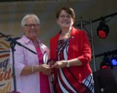 Louise Imbeault, à gauche, présente la médaille Léger-Comeau à Claudette Thériault. &mdash; Norbert LeBlanc