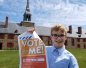 Breton Larade-Roach devant la forteresse de Louisbourg. &mdash; Gracieuseté