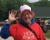 Photo qui a été utilisée sur la carte commémorative de Phillip Poirier, comme c’est si typique de lui. Un sourire et un signe de la main à tous, tellement aimé se faire prendre en photo. &mdash; Lisette Bourgeois