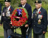 De gauche à droite : Nelson Deveau, Robert Garron et Leslie Muise placent une couronne devant le monument à Wedgeport. &mdash; Norbert LeBlanc