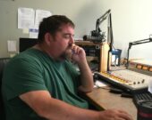 Billy Joyce devant son micro dans le studio de Radio Richmond, au début septembre, parle du projet de rénovation avec le pigiste de la région.  &mdash; Robert Fougère