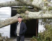 Carl Pottier devant un arbre tombé sur sa grange.  &mdash; Norbert LeBlanc