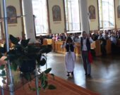 Doreen et Paul Boudreau montent avec le chapelet pour le placer devant l’autel, au début de la messe du 175e anniversaire. &mdash; Gracieuseté du diocèse