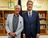 Zachary Richard avec le consul général de France en Louisiane Vincent Sciama au Myrtle Place Elementary à Lafayette. &mdash; Le Conseil pour le développement du français en Louisiane