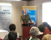 Le professeur Edward M. Langille s’adresse à un auditoire attentif aux Trois Pignons, lors du lancement de son livre The Story of Lillian Burke. &mdash; Lisette Bourgeois