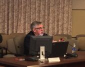 Alvin Martell, devant son écran lors de la dernière réunion ordinaire du conseil de Richmond, le 28 octobre. &mdash; Robert Fougère