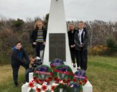  Des enfants de Pleasant Bay posent près du cénotaphe après la cérémonie du jour du Souvenir à l’église unie St. Andrew’s de Pleasant Bay. &mdash; Rosie AuCoin-Grace