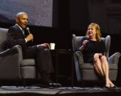 L’ancien président américain Barack Obama a pris la parole à guichets fermés au Centre Scotiabank à Halifax le mercredi 13 novembre. Dans la photo, il s’adresse à Dianne Kelderman, présidente-directrice générale de la société coopérative de la Nouvelle-Écosse. &mdash; Michael Creagan