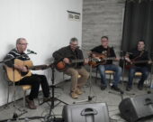 Les artistes locaux, Fidèle LeFort, Ralph Timmons, Jeannot Chiasson et Mark Poirier ont fait un excellent travail lors du Papa Noel 2019 à Chéticamp. &mdash; Rosie AuCoin-Grace