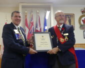Clinton Saulnier présente un certificat de reconnaissance à Roland LeBlanc.  &mdash; Norbert LeBlanc