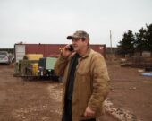Photo de feu Raymond Deveau, prise sur le chantier de construction de la Marina et du Centre marin de Chéticamp le jour de l’arrivée du convoi. &mdash; Rosie AuCoin-Grace