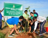Des adolescents participent à une journée de plantation d’arbres organisée par l’Académie navale de l’Inde &mdash; Photo : Marine indienne; source : https://commons.wikimedia.org/, sous la licence NDSAP du gouvernement de l’Inde