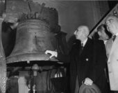 En visite diplomatique aux États-Unis, Mohammed Mossadegh, premier ministre de l’Iran de 1951 à 1953, admire la Cloche de la Liberté, l’un des grands symboles de l’indépendance américaine, à Philadelphie. &mdash; Département d’État, Bibliothèque et Musée Harry S. Truman, numéro d’acquisition 66-8004. Image dans le domaine public.
