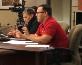 Le chef Wilbert Marshall (à gauche) et Joshua Nicholas expliquent le projet des Jeux d’été mi’kmaw, devant les conseillers de Richmond, le 13 janvier 2020. &mdash; Robert Fougère