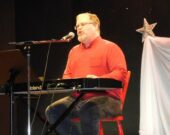 Adam Cooke, le journaliste qui va travailler chez Télîle, dans le cadre du projet, Initiative de journalisme local. On le voit au piano lors du concert de Noël 2019 à La Picasse. &mdash; Robert Fougère