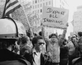 Le 4 novembre 1979 : des étudiants iraniens escaladent les murs de l’ambassade des États-Unis à Téhéran.  &mdash;  https://upload.wikimedia.org/wikipedia/commons/0/09/Iran_hostage_crisis_-_Iraninan_students_comes_ up_U.S._embassy_in_Tehran.jpg