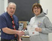 Phillip Clairmont présente un certificat de réussite à Rhoda Jacquard. &mdash; Norbert LeBlanc