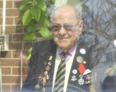 Alcide LeBlanc, dans le solarium de Veteran’s Place, salue ses amis lors de la fête organisée pour son centenaire. &mdash; Norbert LeBlanc