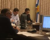 Le conseiller James Goyetche (à gauche), le directeur général, Don Marchand, et le préfet Brian Marchand (à droite) lors d’une réunion du conseil. &mdash; Robert Fougère