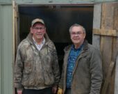 Austin et Victor Saulnier devant leur cabane à sucre. &mdash; Norbert LeBlanc