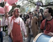 Marche des zombis de Buenos Aires (Argentine), 2009 : un participant vend des sacs de barbe à papa aux autres « mort-vivants » qui après tout ne désirent pas manger de chair humaine. &mdash; Photo : Beatrice Murch ; source : https://commons.wikimedia.org/wiki/File:Buenos_Aires_Zombie_Walk_2009_(3992444484).jpg, sous la licence Creative Commons Attribution 2.0 Generic