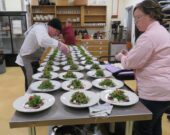 GRAND-ÉTANG : Les chefs Eric Rochefort et Paula Fortune préparent des plats raffinés lors du dîner de la Saint-Valentin au Centre de la Mi-Carême. &mdash; Rosie AuCoin-Grace