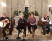 Le groupe 4 amis se produisant dans la sacristie de l’église Saint-Pierre à Chéticamp. De gauche à droite : Les artistes Marcel LeFort, Denise Camus, Ashley AuCoin et Sylvia LeLièvre. &mdash; Lisette Aucoin-Bougeois