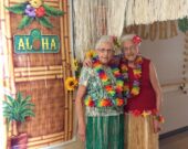 Les résidentes du Foyer Père-Fiset, Catherine AuCoinet Stella Chiasson, en costume lors de la Journée hawaïenne. &mdash; Rosie AuCoin-Grace