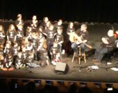 Des élèves et les musiciens du spectacle de l’École Wedgeport. &mdash; Norbert LeBlanc