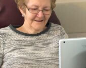 Une résidante du Foyer, Simone LeFort, apprécie une rencontre Facetime avec sa famille. &mdash; Gracieuseté