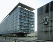 Le siège social de l’Organisation mondiale de la santé à Genève (Suisse). &mdash; Yann Forget, sous la licence CC BY-SA 3.0; source : https://commons.wikimedia.org/wiki/File:World_Health_Organisation_ headquar ters,_Geneva,_nor th_and_west_sides.jpg