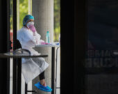 Depuis le comptage réalisé la veille à 15 h, 5015 nouveaux décès et 125 128 nouveaux cas ont été recensés dans le monde. &mdash; Daniel Mihailescu, Agence France-Presse