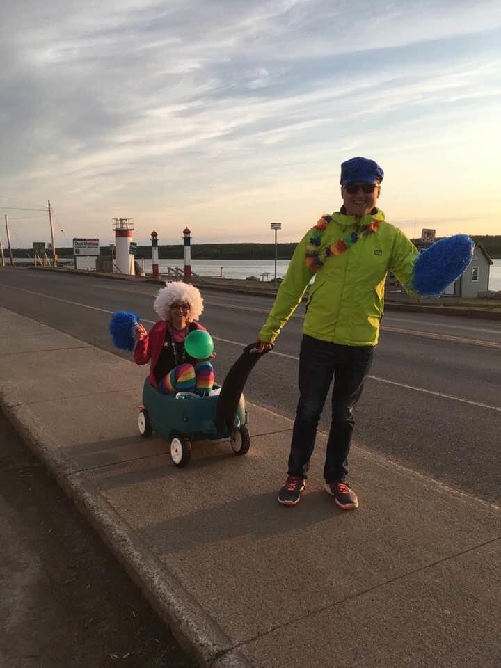 Les membres de l’équipe Rainbow Rockstarz, Glenna Arsenault et Jérémie Poirier, lors de leur collecte de fonds du Relais pour la vie! — Rosie Aucoin-Grace