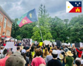 Créé par le graphiste et écrivain Cory Stewart, le drapeau « Acadiana Black » flottait au-dessus de la foule venue exprimer sa solidarité envers George Floyd, le 31 mai dernier à l’Université de Louisiane à Lafayette. En haut, à droite : le drapeau de l’Acadiana dessiné en 1965 par le professeur Thomas. &mdash;  Tiffany Guillory Thomas